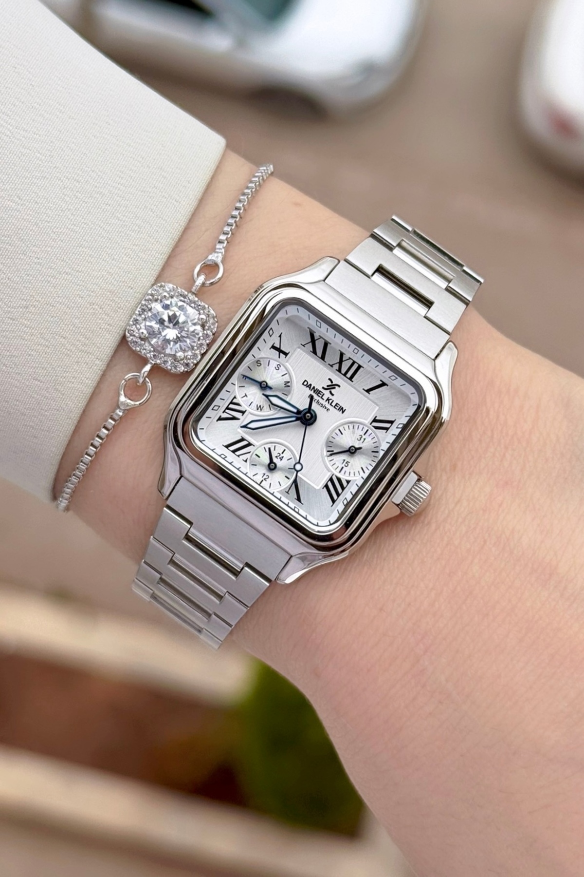 Metallic Color 2 Years Warranty 28.5mm Gauges Active Gift Wrapped Women Wrist Watch