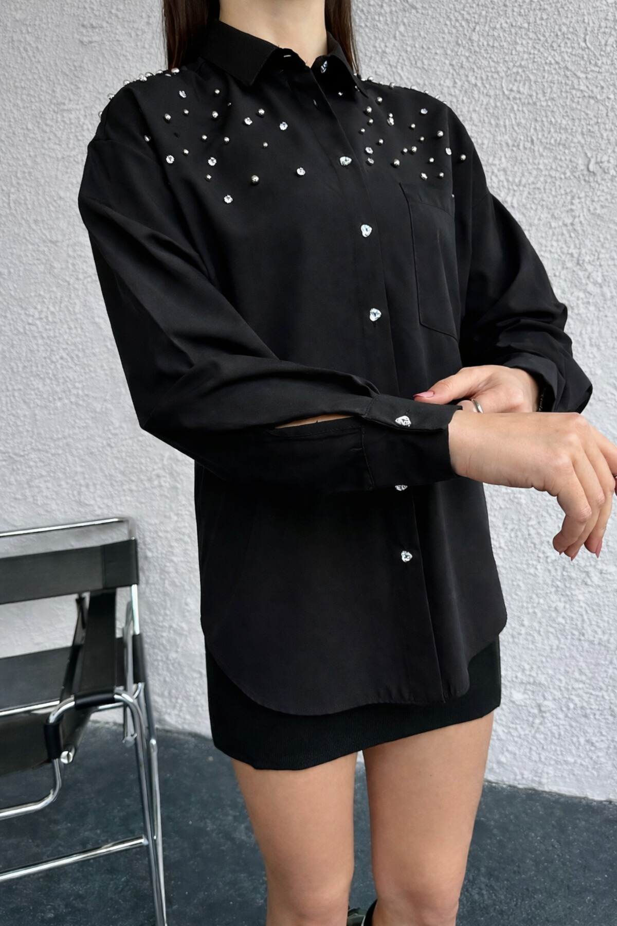 BLUSS Kadın İnci ve Taş Detaylı Oversize Gömlek Elbise - Siyah & Beyaz görsel 2