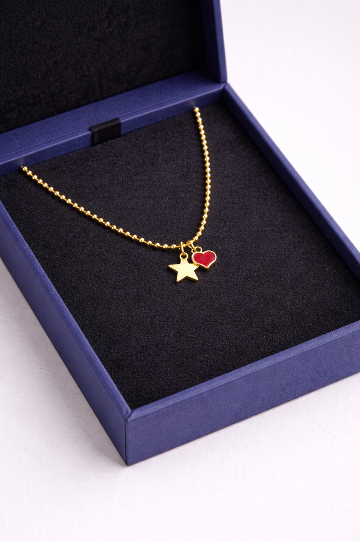 Yıldız Plaka Ve Kırmızı Kalp Charm Top Detaylı Kalın Zincirli 45 Cm Gold Kadın Kolye - Detay Görseli 1