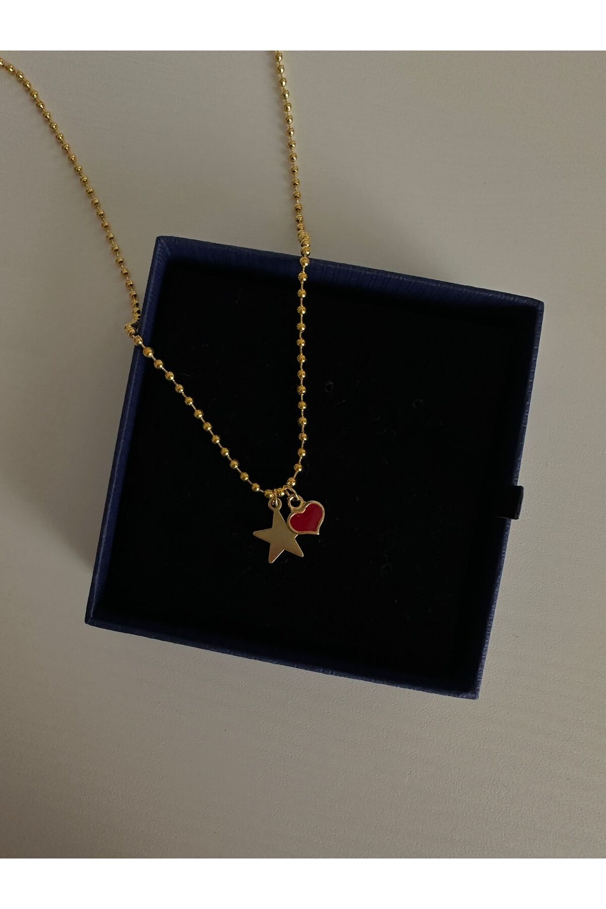 Yıldız Plaka Ve Kırmızı Kalp Charm Top Detaylı Kalın Zincirli 45 Cm Gold Kadın Kolye - Detay Görseli 2