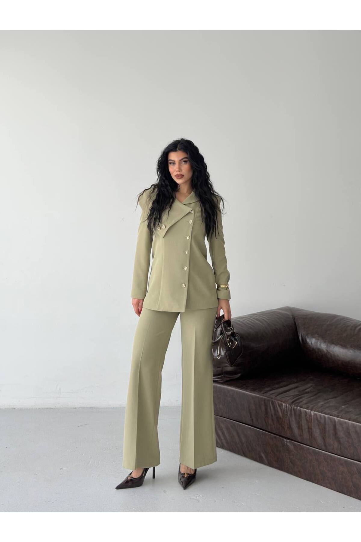 Ensemble Blazer et Pantalon à Col Asymétrique avec Boutons Dorés - Görsel 5