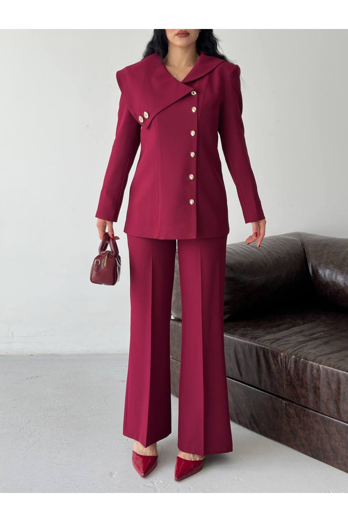Ensemble Blazer Pantalon à Col Asymétrique avec Boutons Dorés - Görsel 8