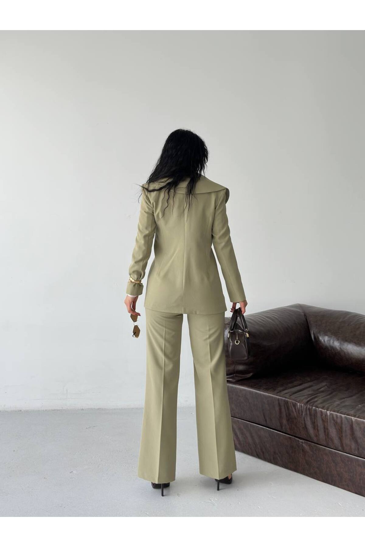 Ensemble Blazer et Pantalon à Col Asymétrique avec Boutons Dorés - Görsel 7