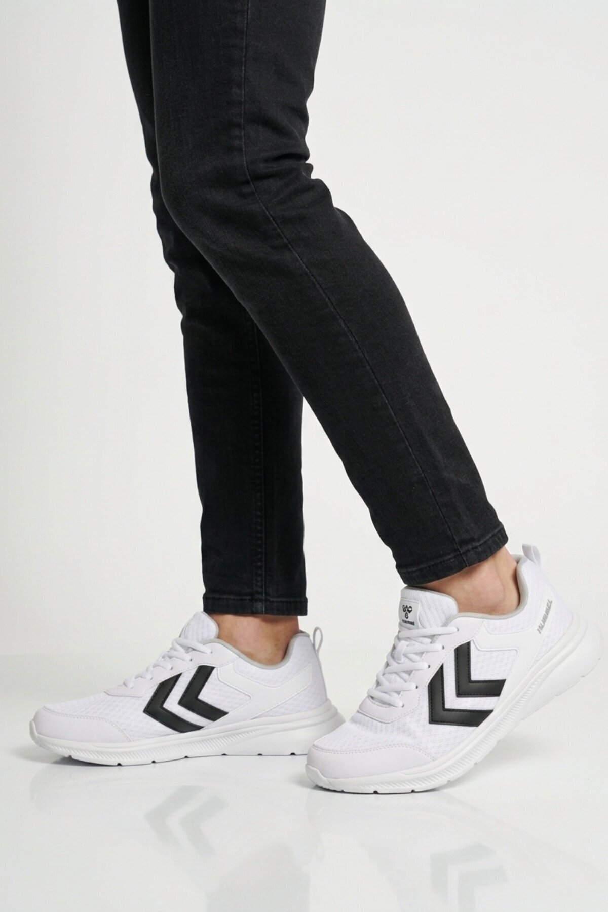 کفش ورزشی سبک و انعطاف‌پذیر مشکی و توری سفید مدل 900887 Hml Nency II هامل کفش اسنیکر hummel