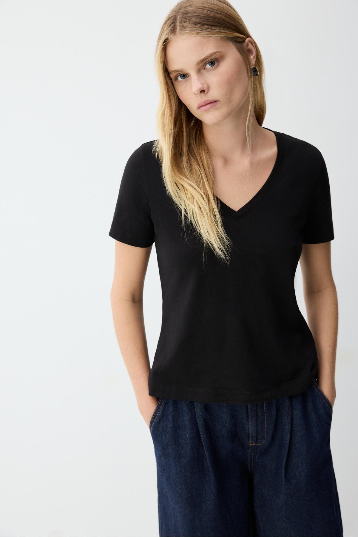 V-neck t-shirt