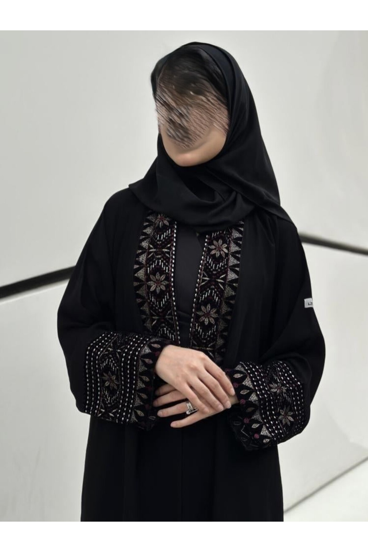 Rosana عباية لجين, عباية بتصميم هندسي فاخر