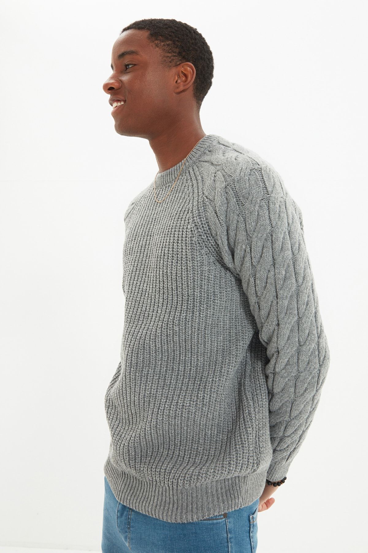 Trendyol Collection-Grauer, lässiger Unisex-Pullover mit Rundhalsausschnitt und Zopfmuster aus Strickwaren TMNAW22KZ2059 13