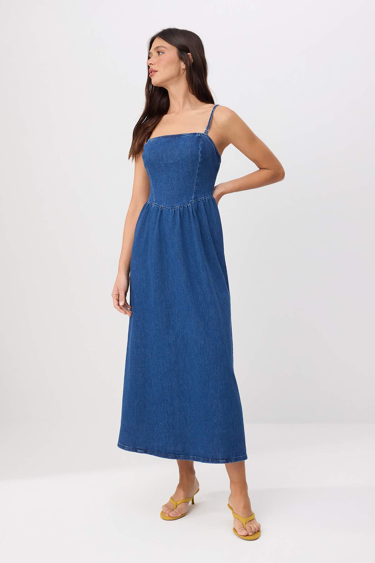 Trendyol Kollektion Blaues trägerloses, mittelstretchiges Maxi-Jeanskleid TWO...