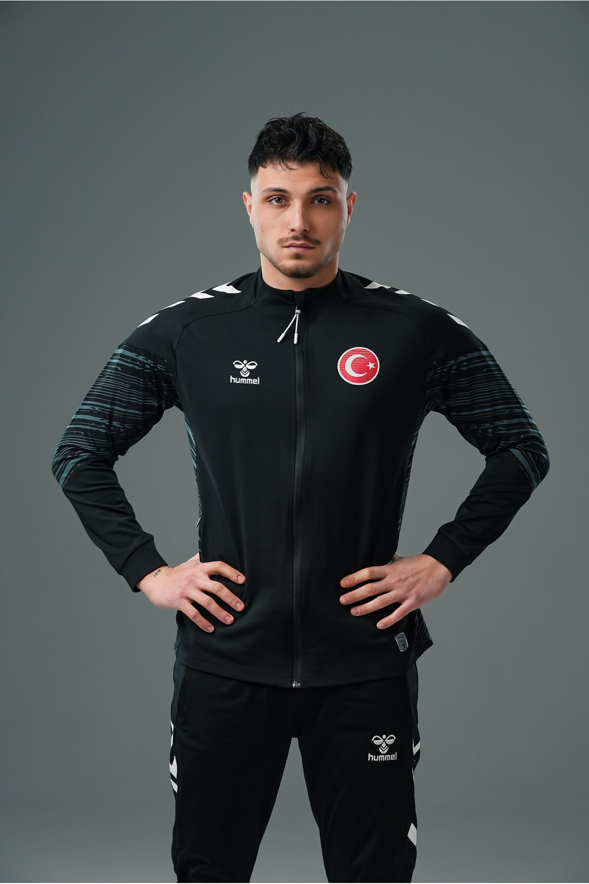 تاپ مشکی مخصوص اردوی تیم ملی هامل ست لباس و شلوار ورزشی hummel