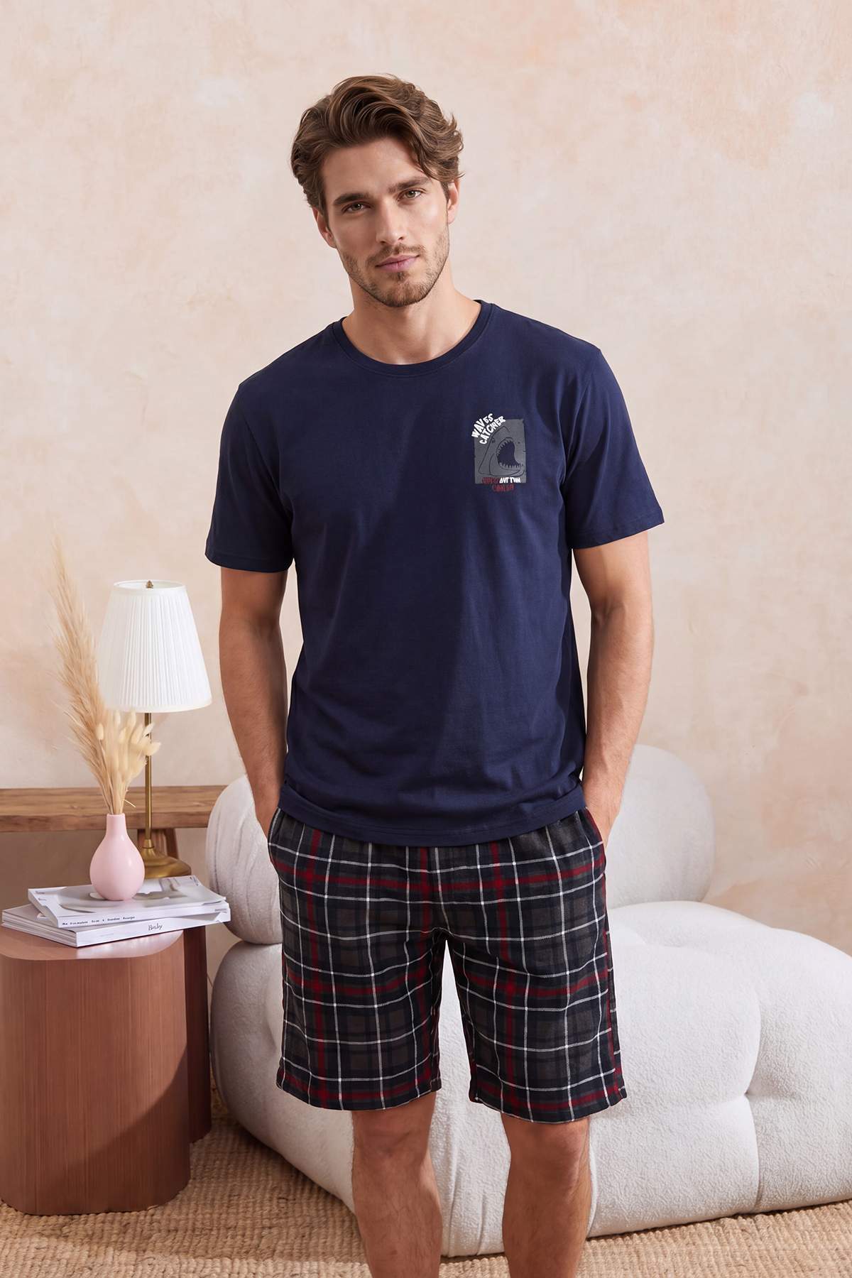 Trendyolmilla Man Lacivert Regular Kesim Köpek Balığı Baskılı Ekose Örme Pijama Takımı TMNSS26PT00060