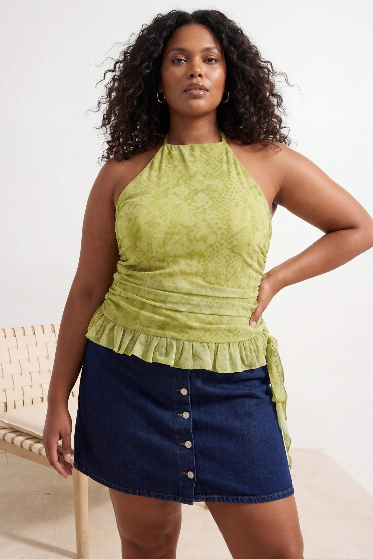 Trendyolmilla Curve Yeşil-Çok Renkli Astarlı Fırfır Detaylı Tül Örme Büyük Beden Bluz TBBSS26AF00068