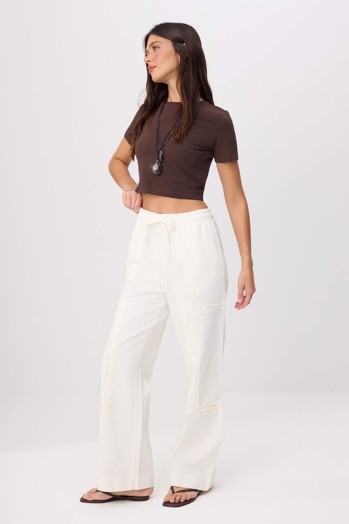 Trendyolmilla Beyaz Gabardin Pamuklu Dantel Detaylı Lastikli Geniş Paça Pantolon TWOSS26PL00117
