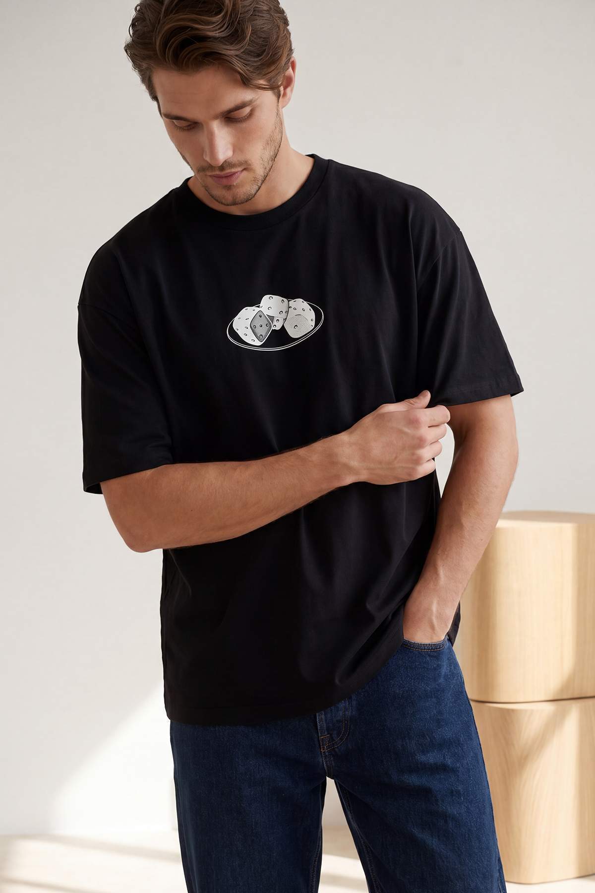 Trendyolmilla Man Siyah Oversize/Geniş Kesim Baskılı %100 Pamuk T-Shirt TMNSS26TS00052