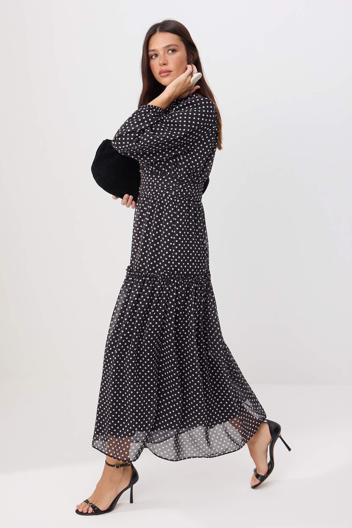 Trendyol Modest Schwarz-weiß gefüttertes, gepunktetes, gewebtes Chiffon-Hijab...