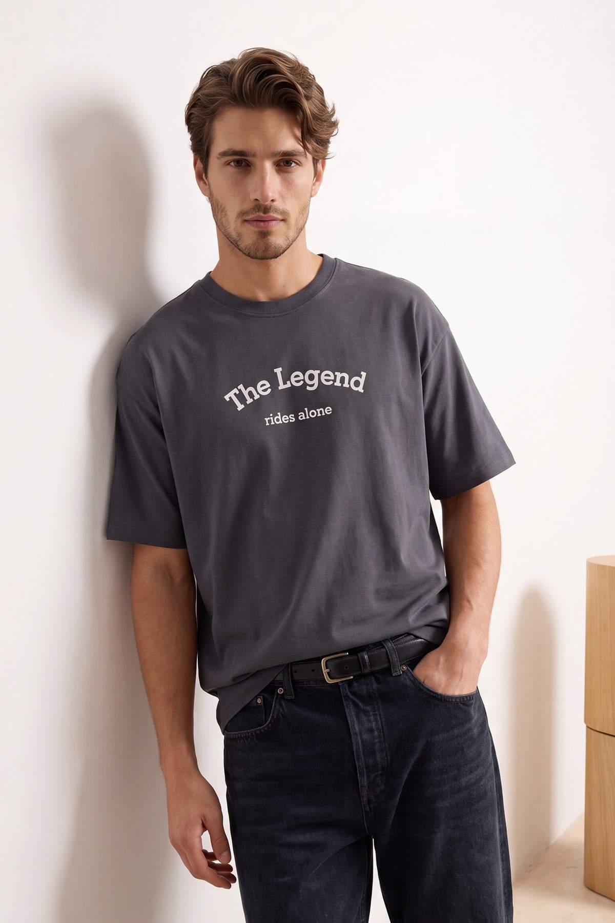 Trendyolmilla Man Antrasit Oversize/Geniş Kesim Slogan Baskılı %100 Pamuk T-Shirt TMNSS26TS00050