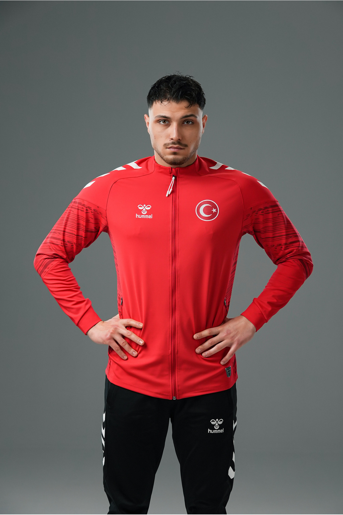 تاپ قرمز رنگ مخصوص اردوی تیم ملی هامل ژاکت اسپرت hummel