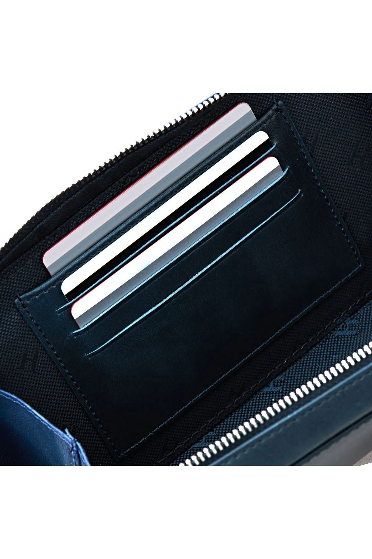 HELMBROOK Hakiki Deri El Çantası Bileklikli Ön Cepli RFID Korumalı Carlye Lacivert görsel 5