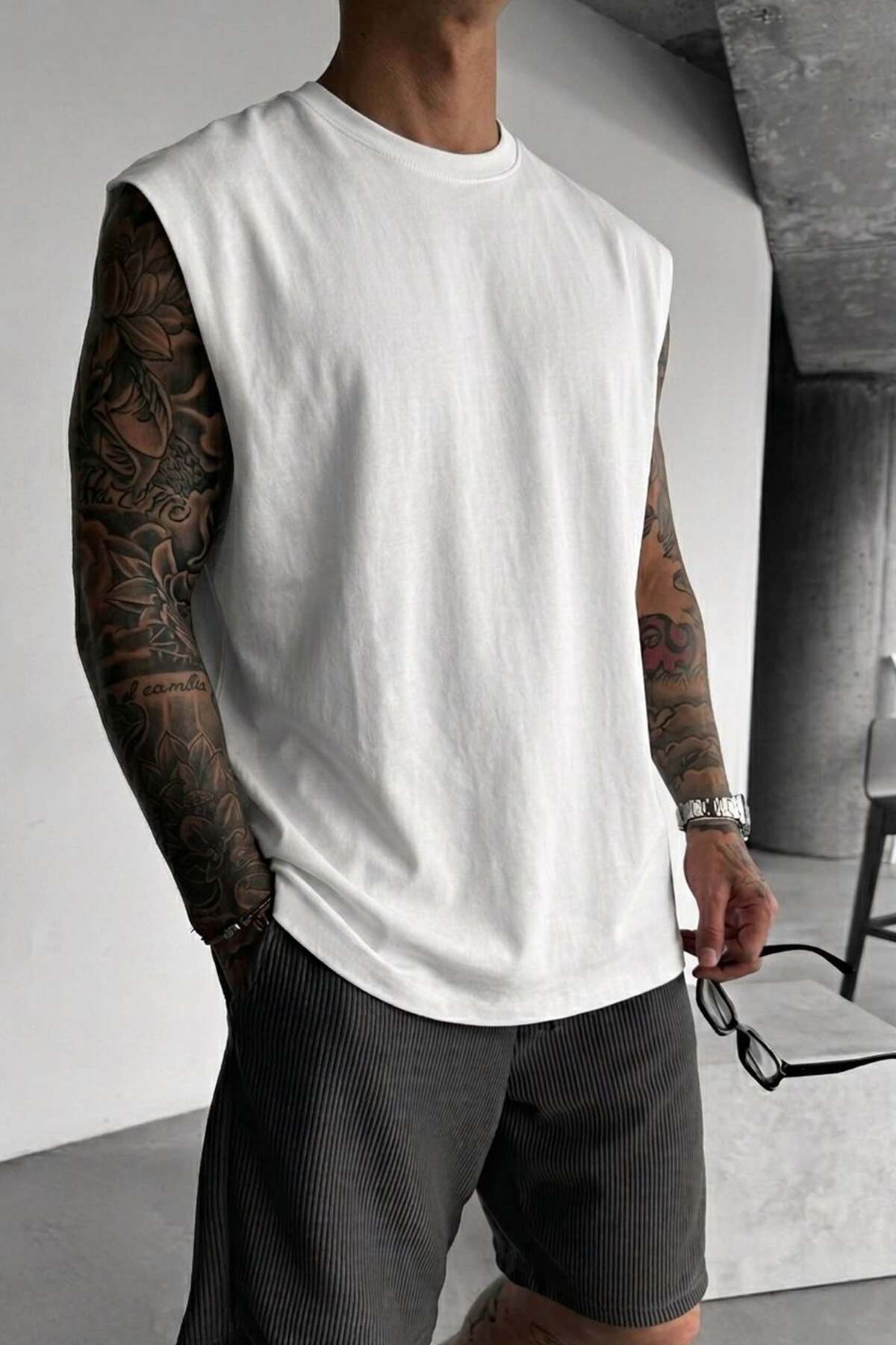 Men's Basketball Model Oversize Sleeveless T-Shirt White