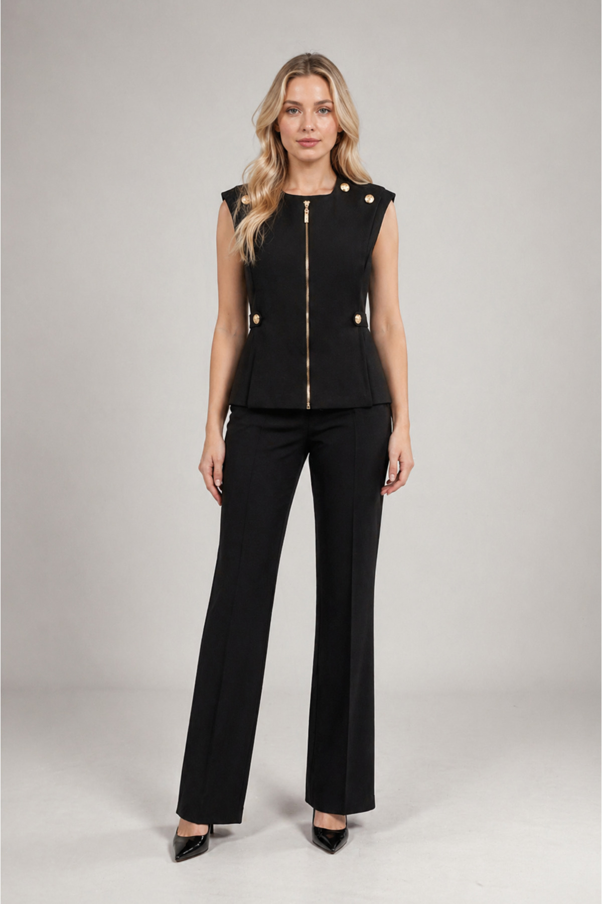 Zero-Neck Vest with Ornament Button