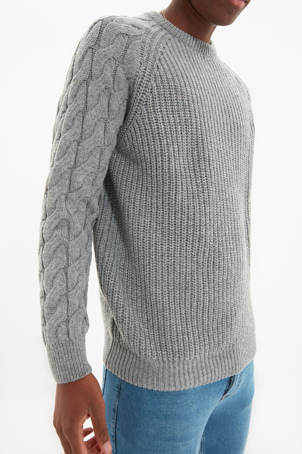 Trendyol Collection-Grauer, lässiger Unisex-Pullover mit Rundhalsausschnitt und Zopfmuster aus Strickwaren TMNAW22KZ2059 9