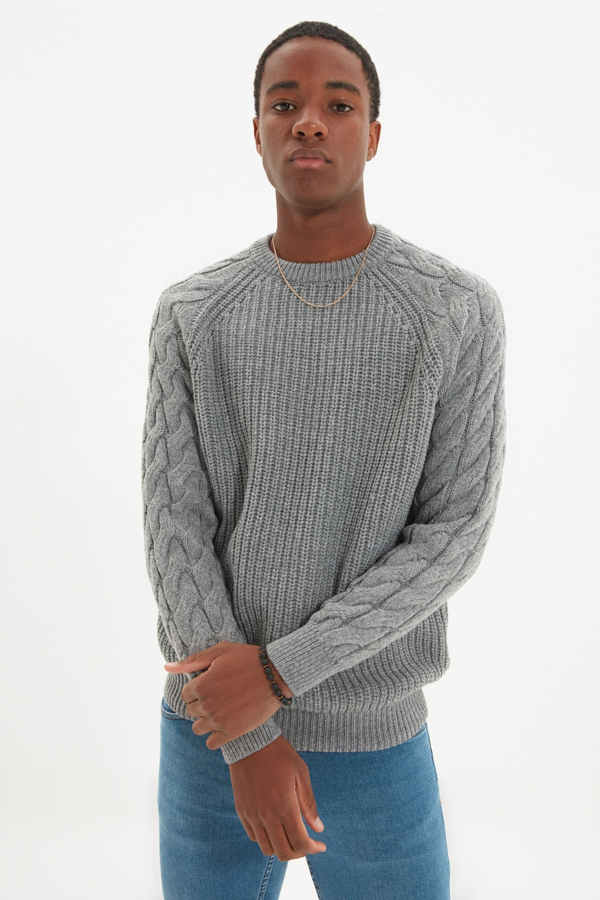 Trendyol Collection-Grauer, lässiger Unisex-Pullover mit Rundhalsausschnitt und Zopfmuster aus Strickwaren TMNAW22KZ2059 11