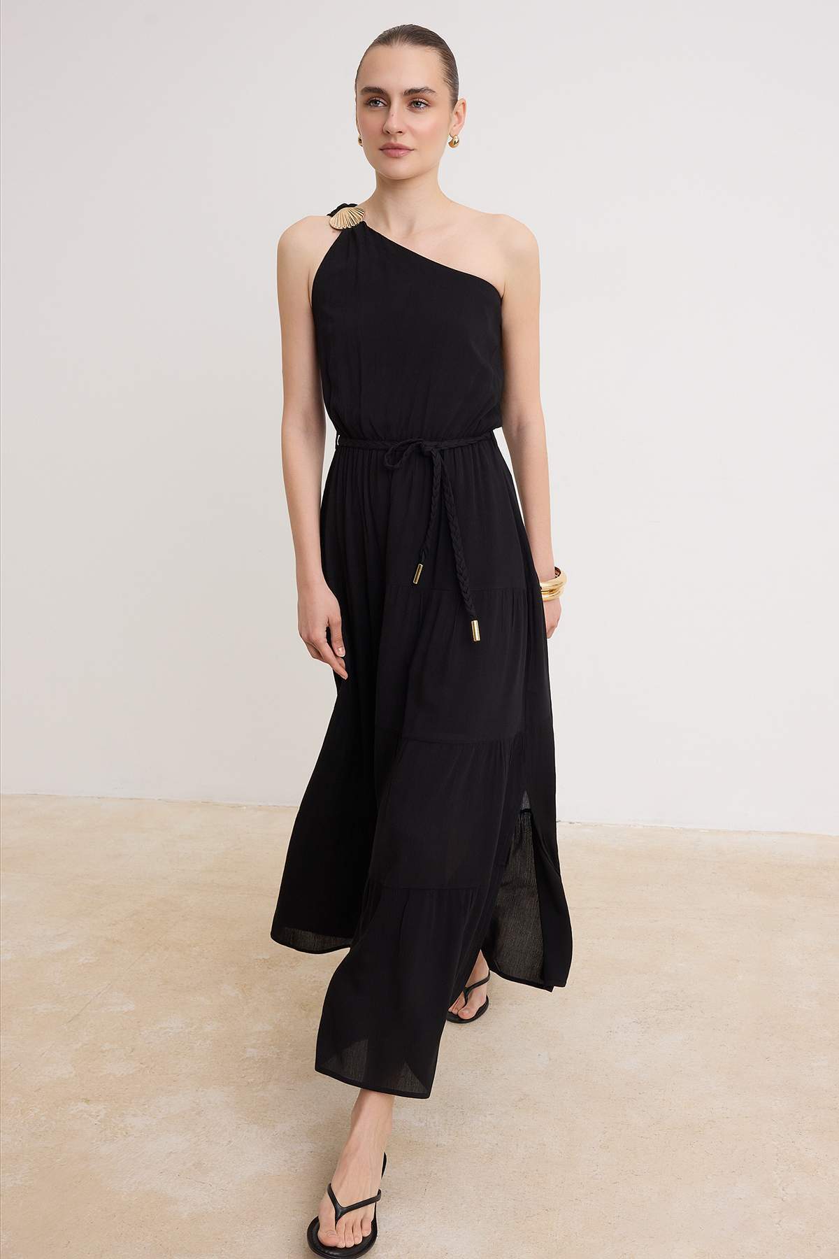 Trendyolmilla Siyah Aksesuarlı Maxi Dokuma Elbise TWOSS26EL01059