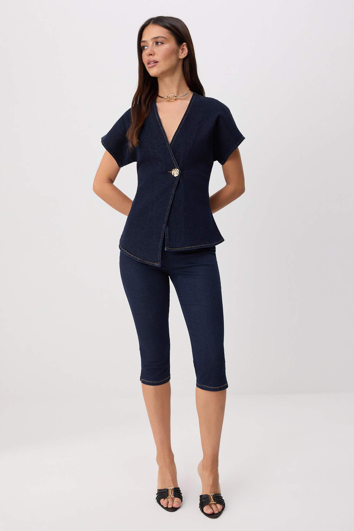Trendyolmilla Koyu Mavi Düğme Detaylı V Yaka Asimetrik Denim Bluz TWOSS26BZ00828