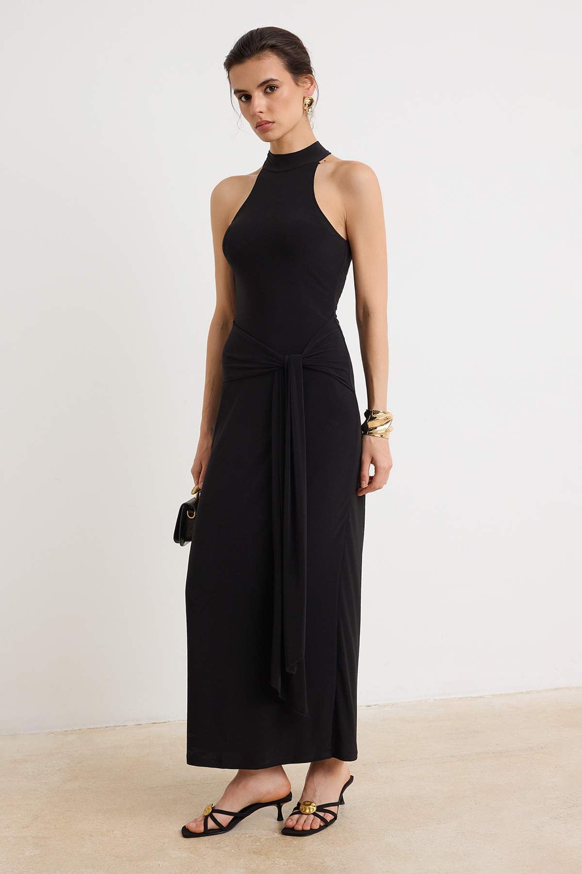 Trendyolmilla Siyah Kuşak Detaylı Halter Yaka Bodycone/Vücuda Oturan Esnek Maxi Örme Elbise TWOSS25EL00689