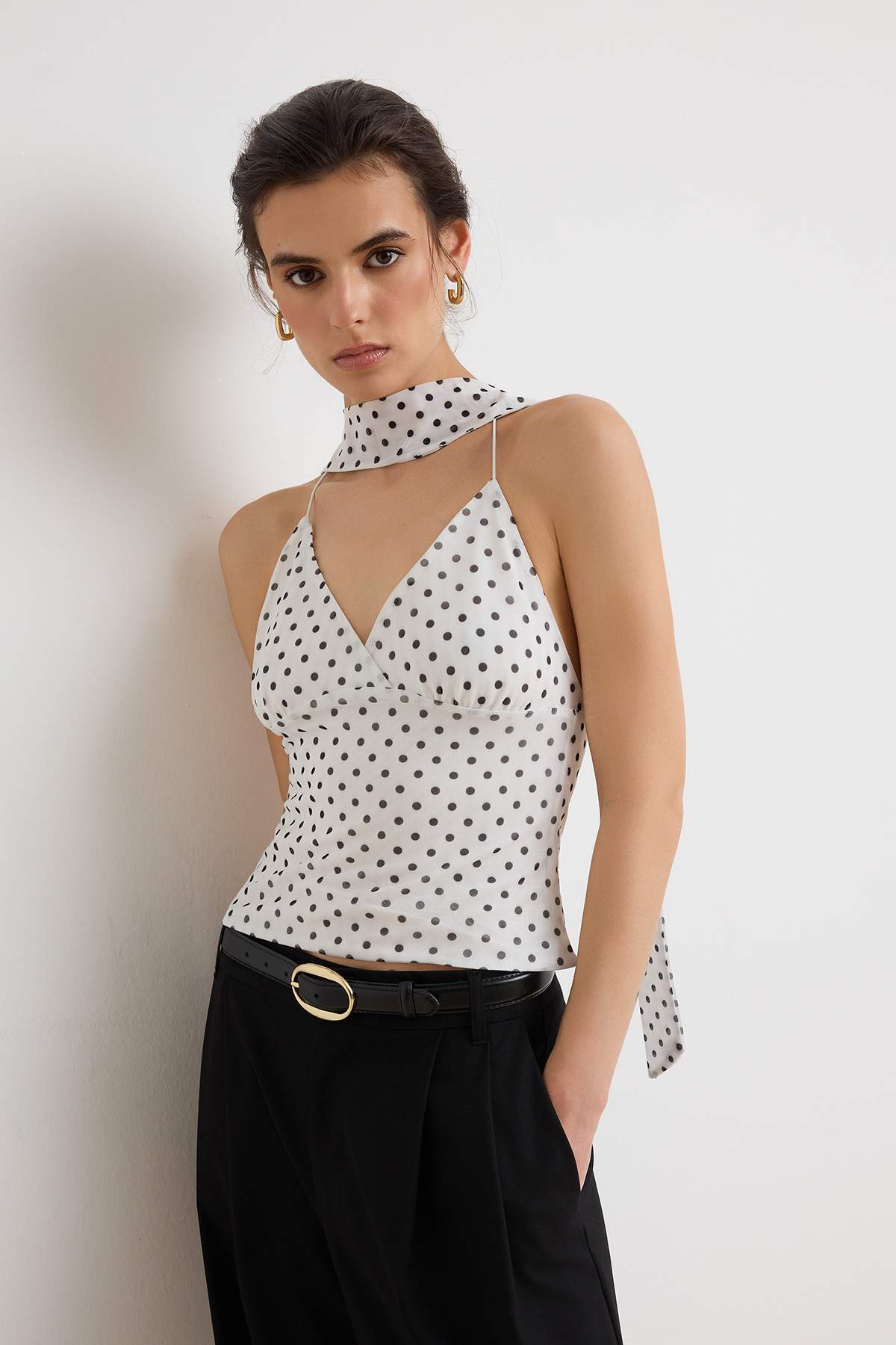 Trendyolmilla Ekru Puantiyeli Fitted Boyundan Bağlamalı Aksesuar Detaylı Tül Örme Bluz TWOSS26BZ00488