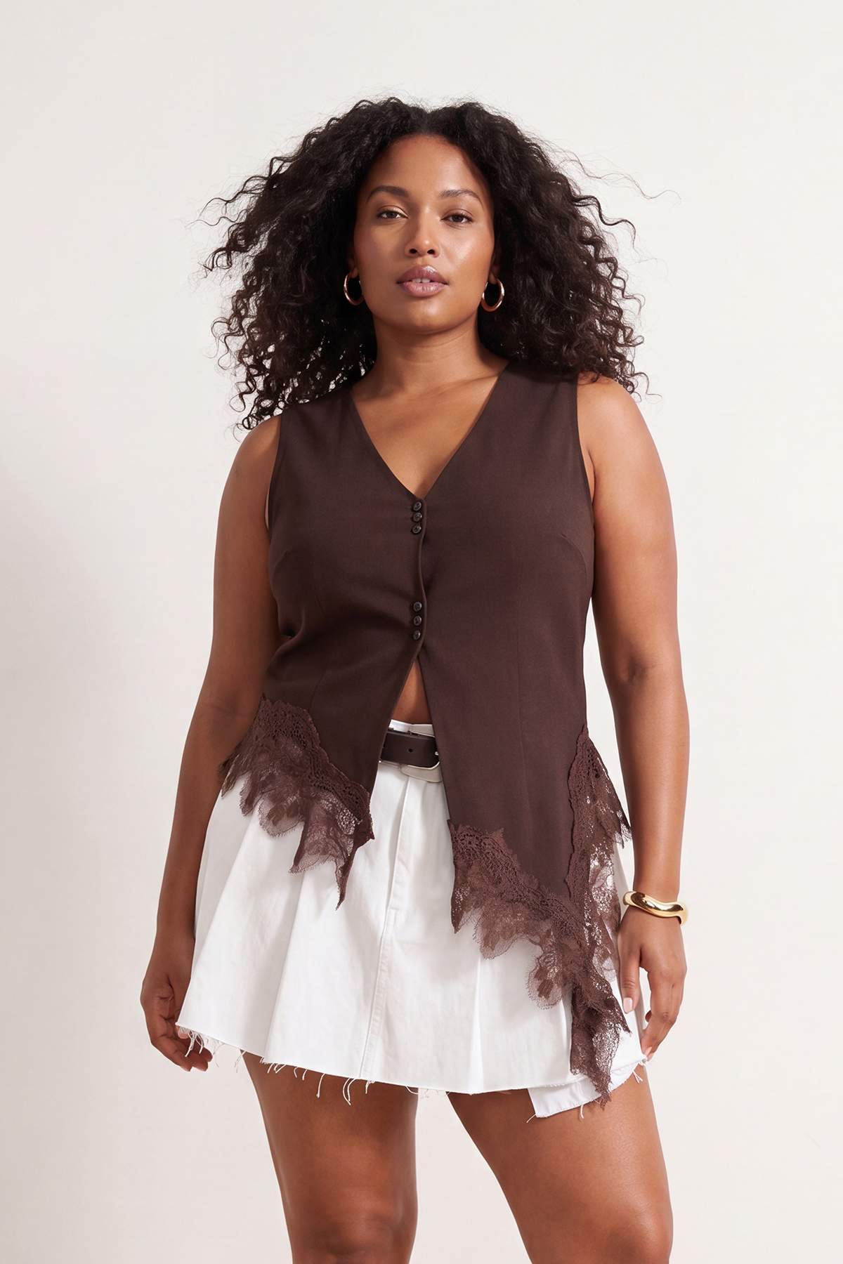 Trendyol Curve Braune, schmale Sommer-Strickbluse mit V-Ausschnitt und Spitze...
