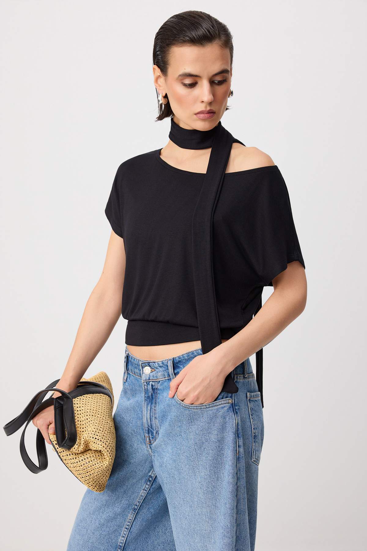 Trendyolmilla Siyah Çizgili Regular Kayık Yaka Yarasa Kol Kısa Kuşaklı Yumuşak Örme Bluz TWOSS26BZ00885