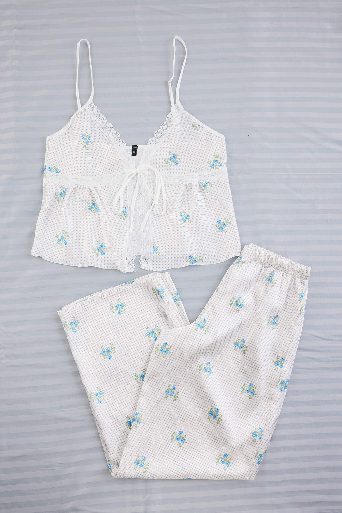 Trendyolmilla Beyaz-Çok Renkli Çiçekli Saten Dokuma Pijama Takımı THMAW27PT00009