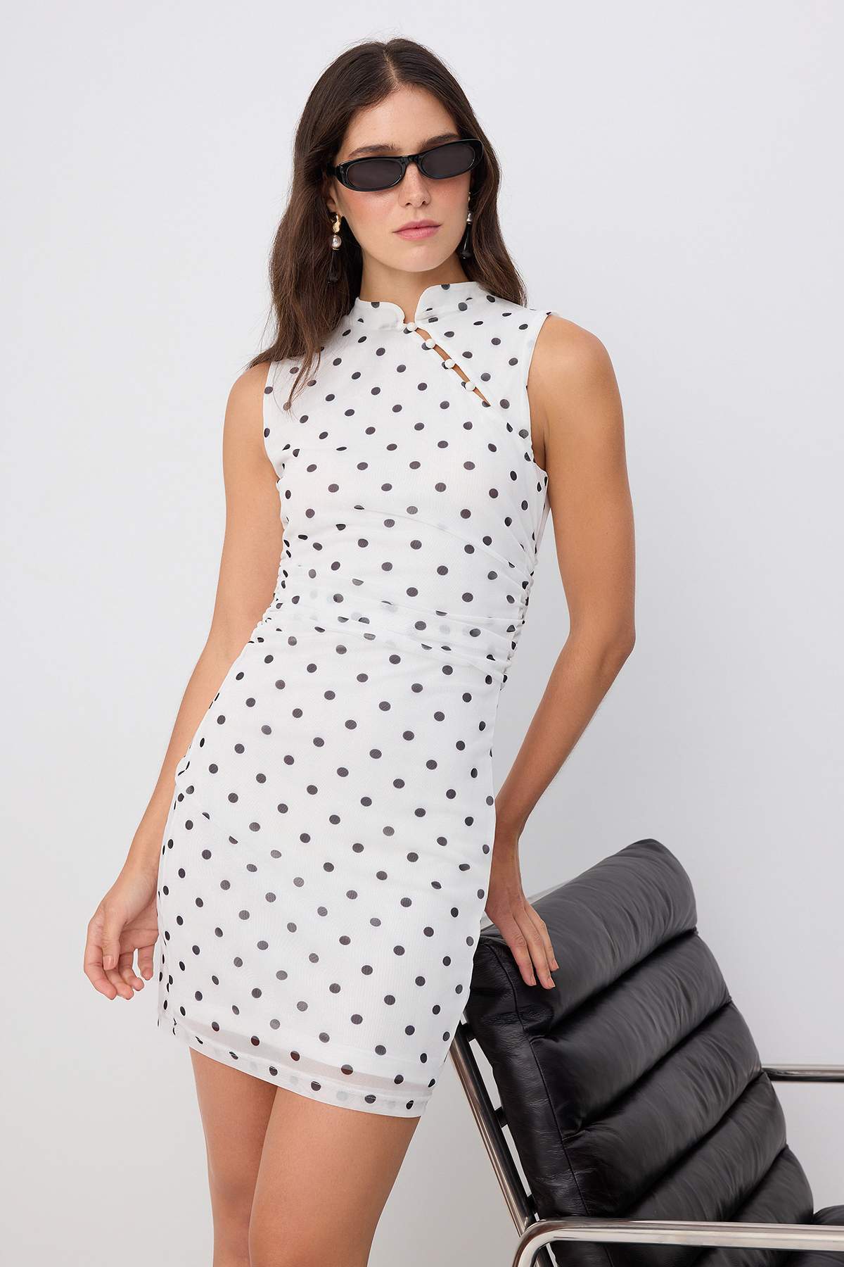 Trendyolmilla Ekru Puantiyeli Bodycon Dik Yaka Kolsuz Mini Tül Astarlı Örme Elbise TWOSS26EL01178