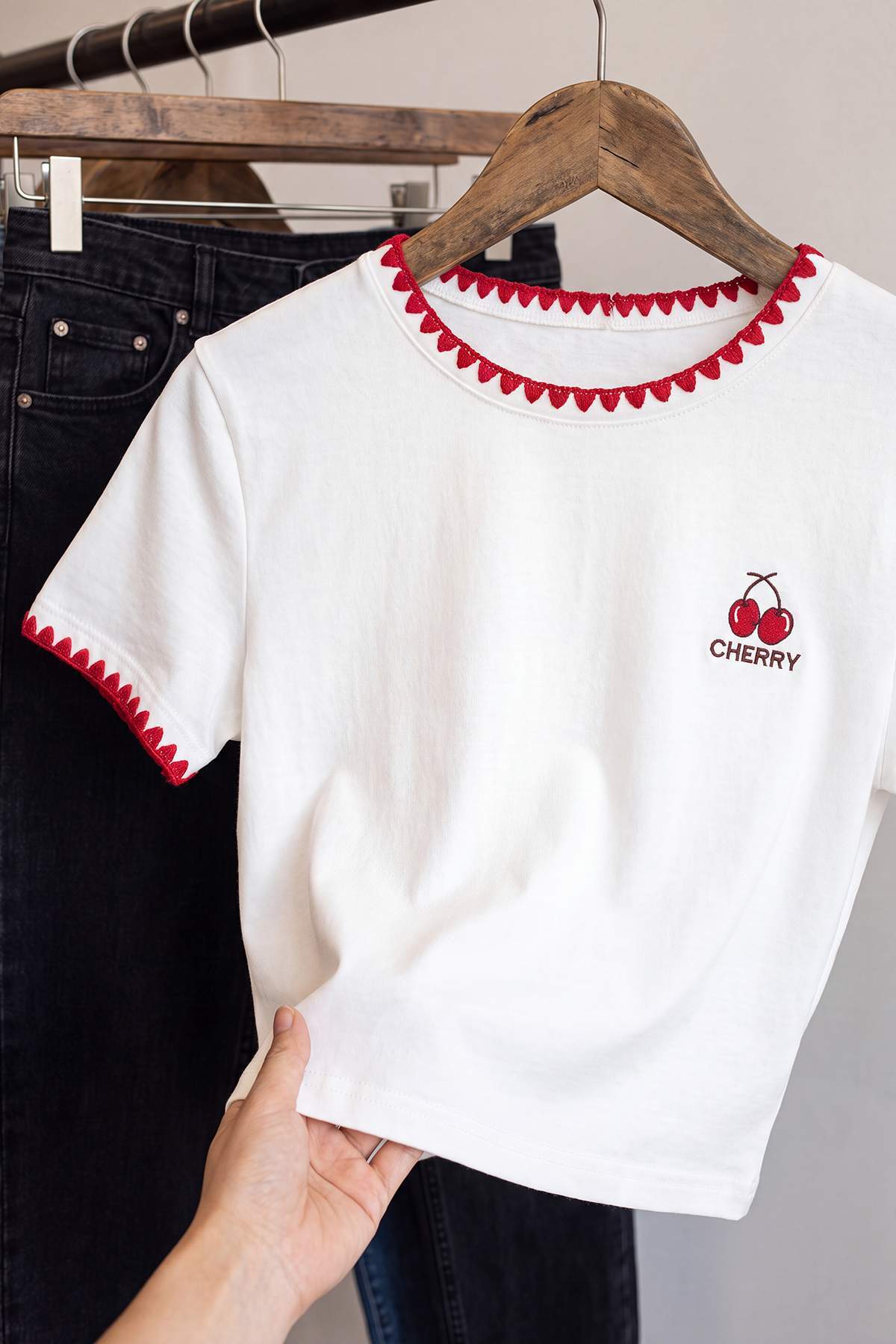 Trendyolmilla Ekru Baskılı Regular Bisiklet Yaka Dikiş Detaylı Kısa %100 Pamuk Örme T-Shirt TWOSS26TS00356