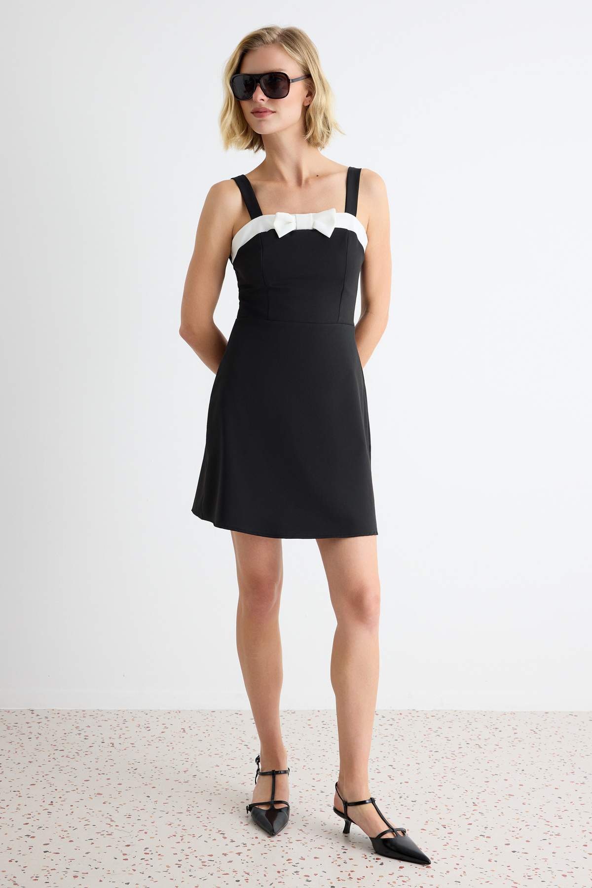 Trendyolmilla Siyah Düz Kare Yaka A-Kesim/Çan Form Kısa / Mini Dokuma Elbise TWOAW27EL00126