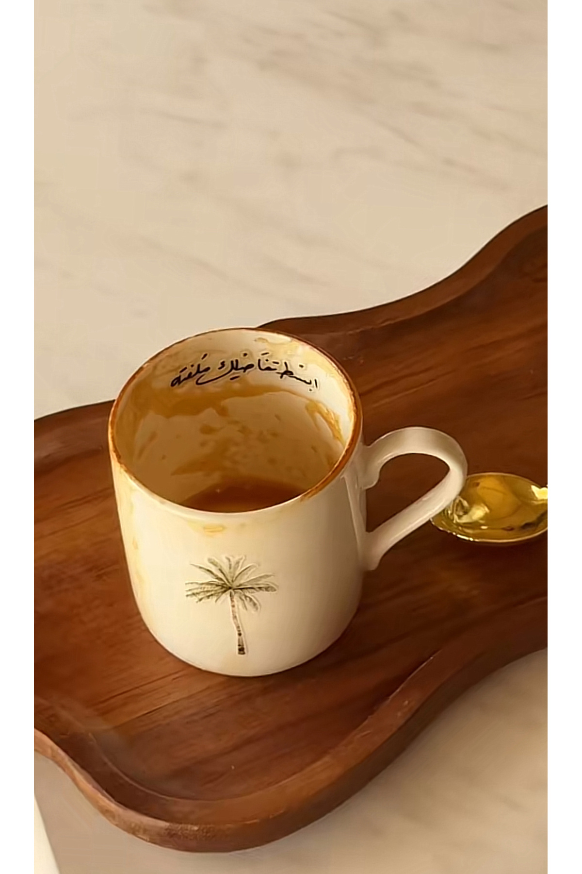 اكواب قهوة مع صحن