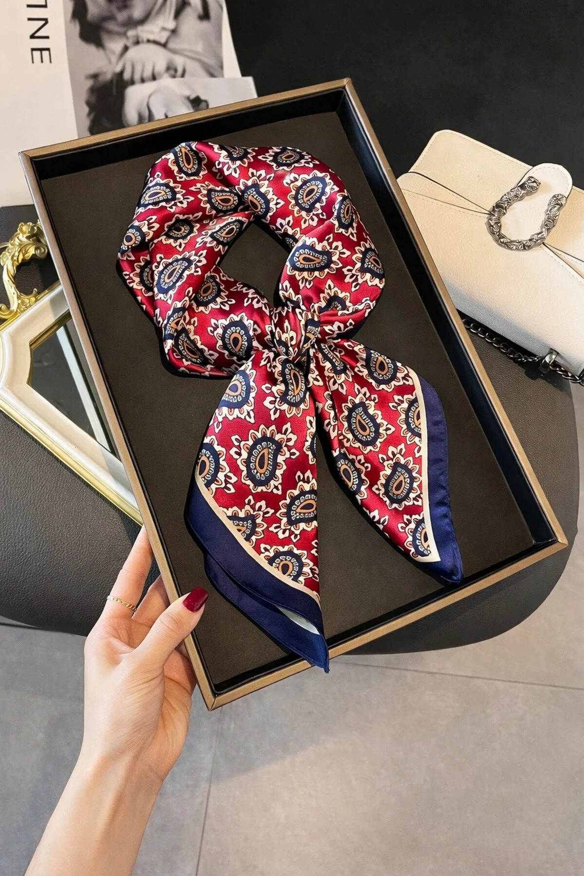 Mavero Kadın Bordo Lacivert Şal Desenli Rayon Fular 50x50 cm İpeksi Yumuşak Saç Çanta Aksesuarı