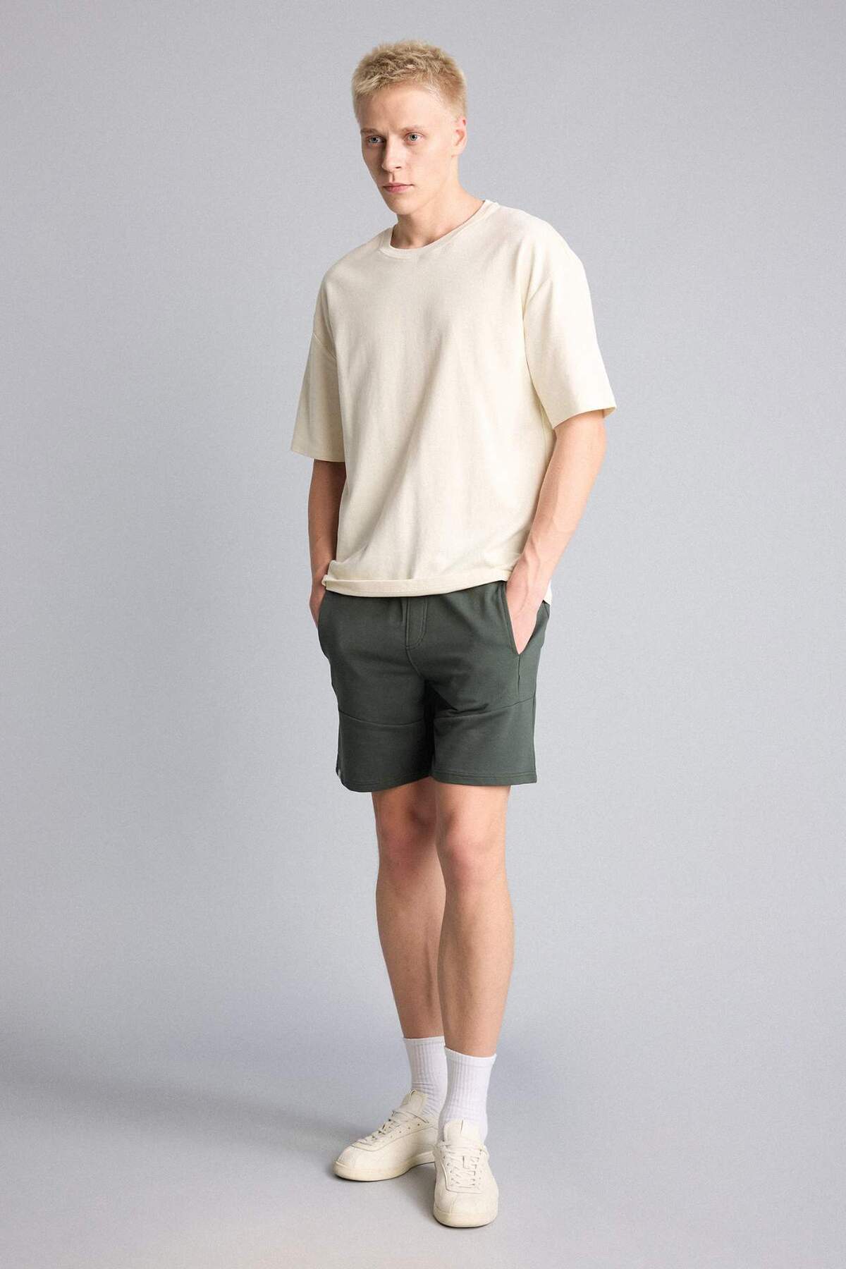 DeFacto Slim Fit Dar Paça Basic Şort B8674AX26SM