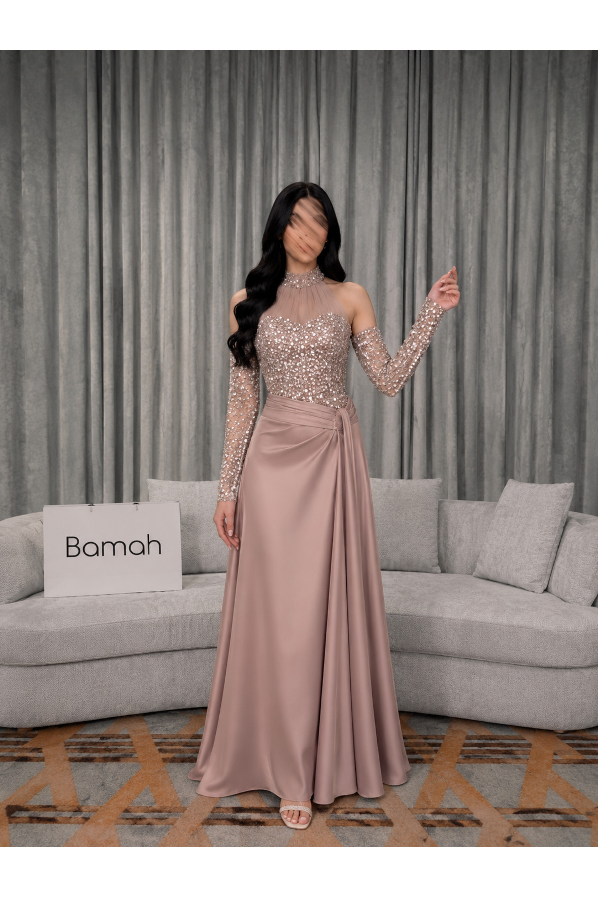 فستان سهرة فاخر باللون الوردي اللحمي (Nude/Rose Gold) يجمع بين الفخامة والاناقة باكمام منفصلة