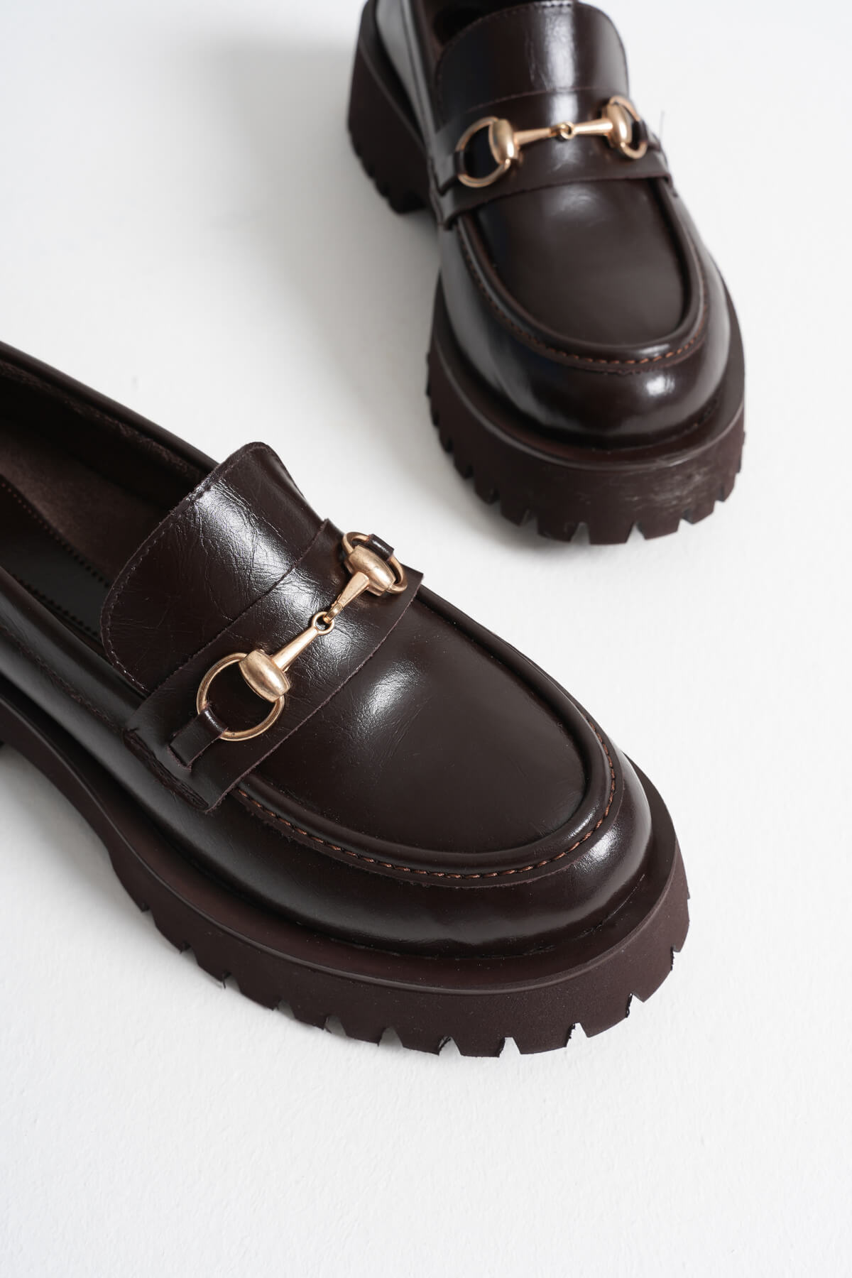 Cool Feet Kadın Mat Acı Kahve 4cm Kalın Topuklu Toka Detaylı Loafer Ayakkabı görsel 7