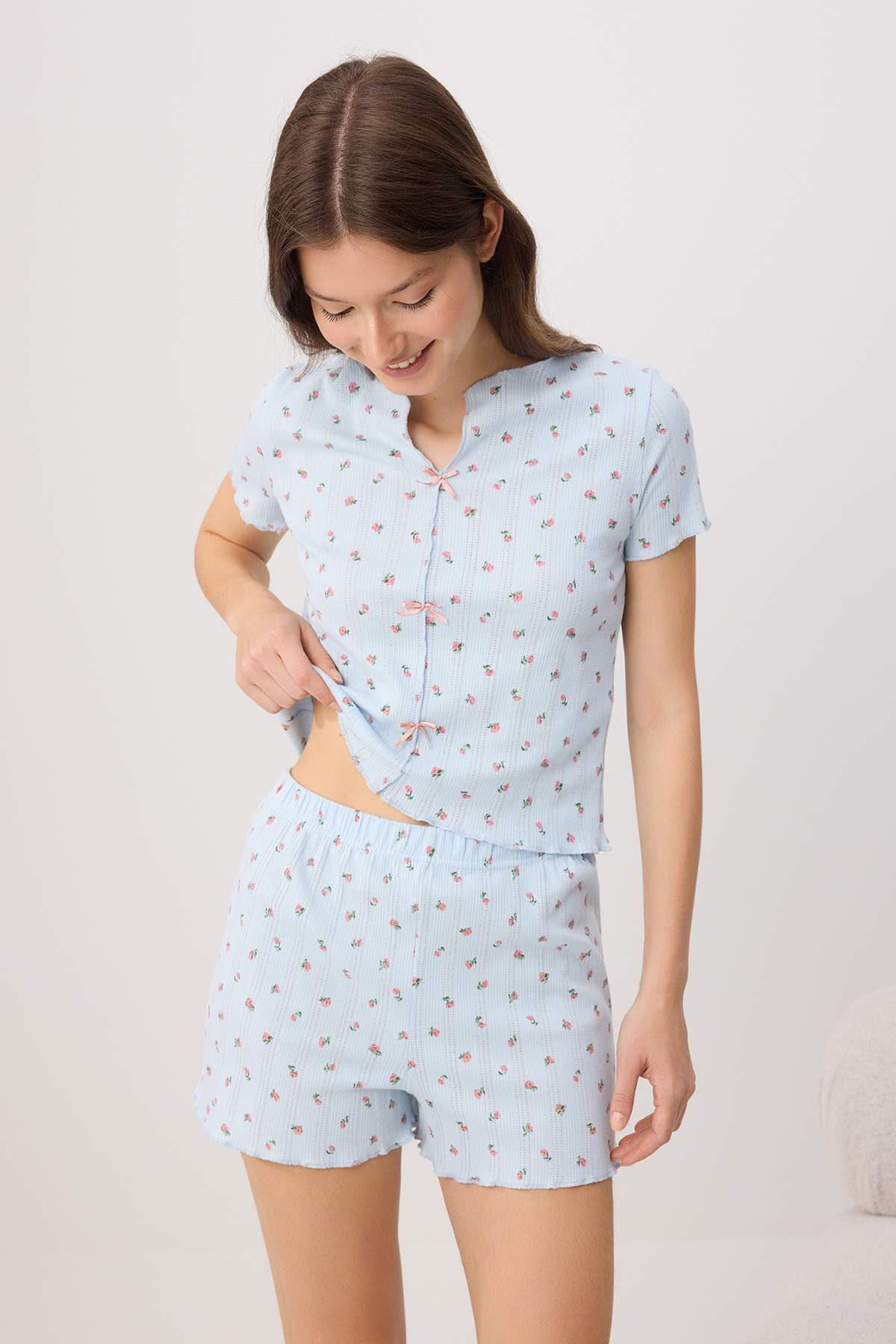 Trendyolmilla Mavi-Çok Renkli %100 Pamuklu Çiçekli Kurdele/Fiyonklu Fitilli Örme Pijama Takımı THMSS25PT00434