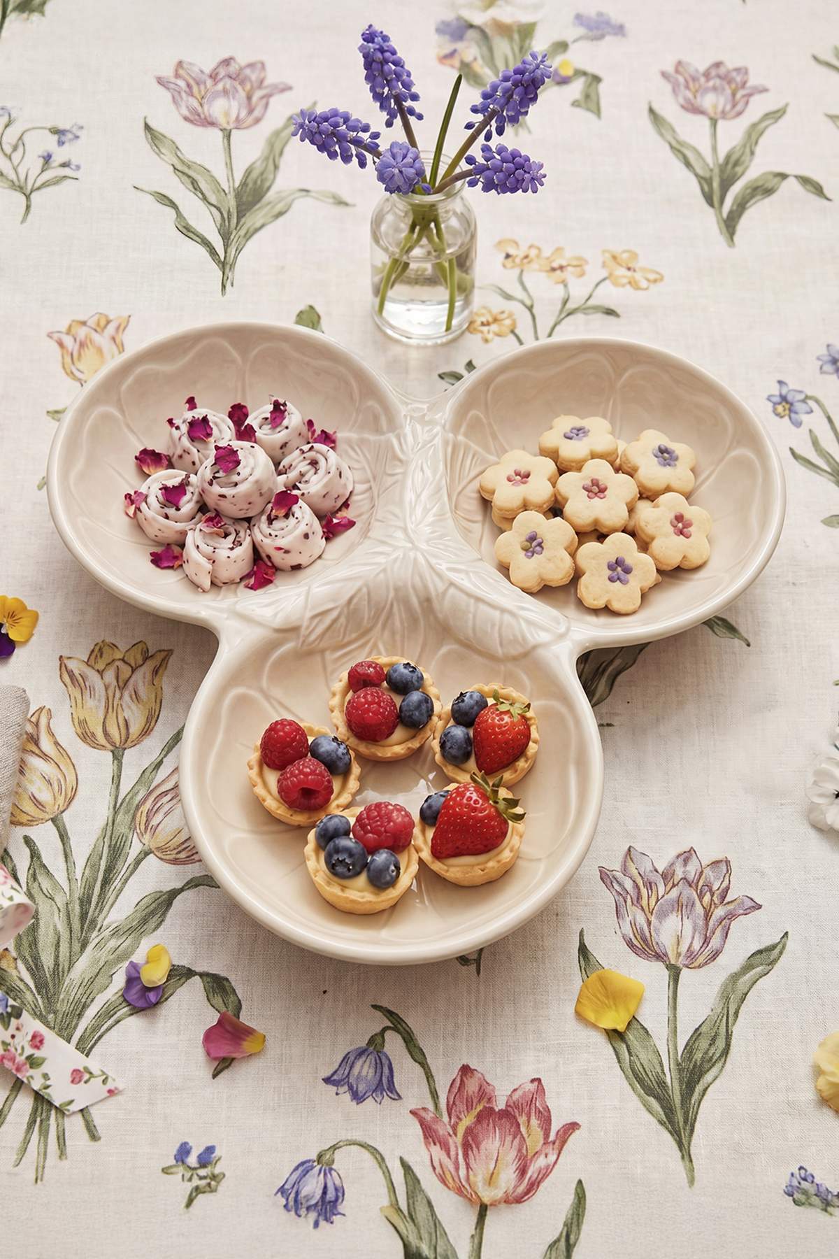 Trendyol Home 3-Compartment Flower Shaped Ceramic Presentation Plate White Tphss26Tbk00032