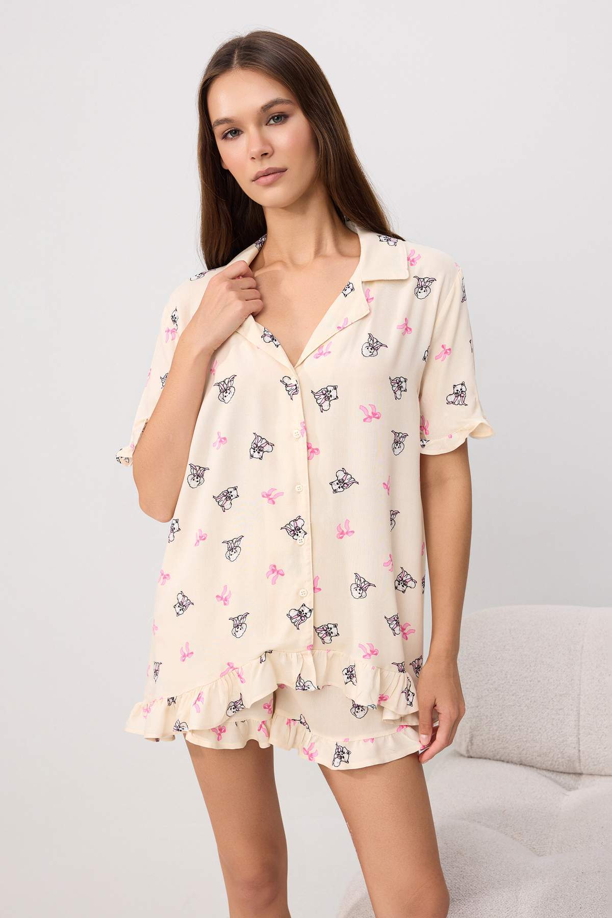 Trendyolmilla Ekru Kedi, Köpek ve Kurdele/Fiyonk Desenli Viskon Dokuma Pijama Takımı THMSS26PT00106