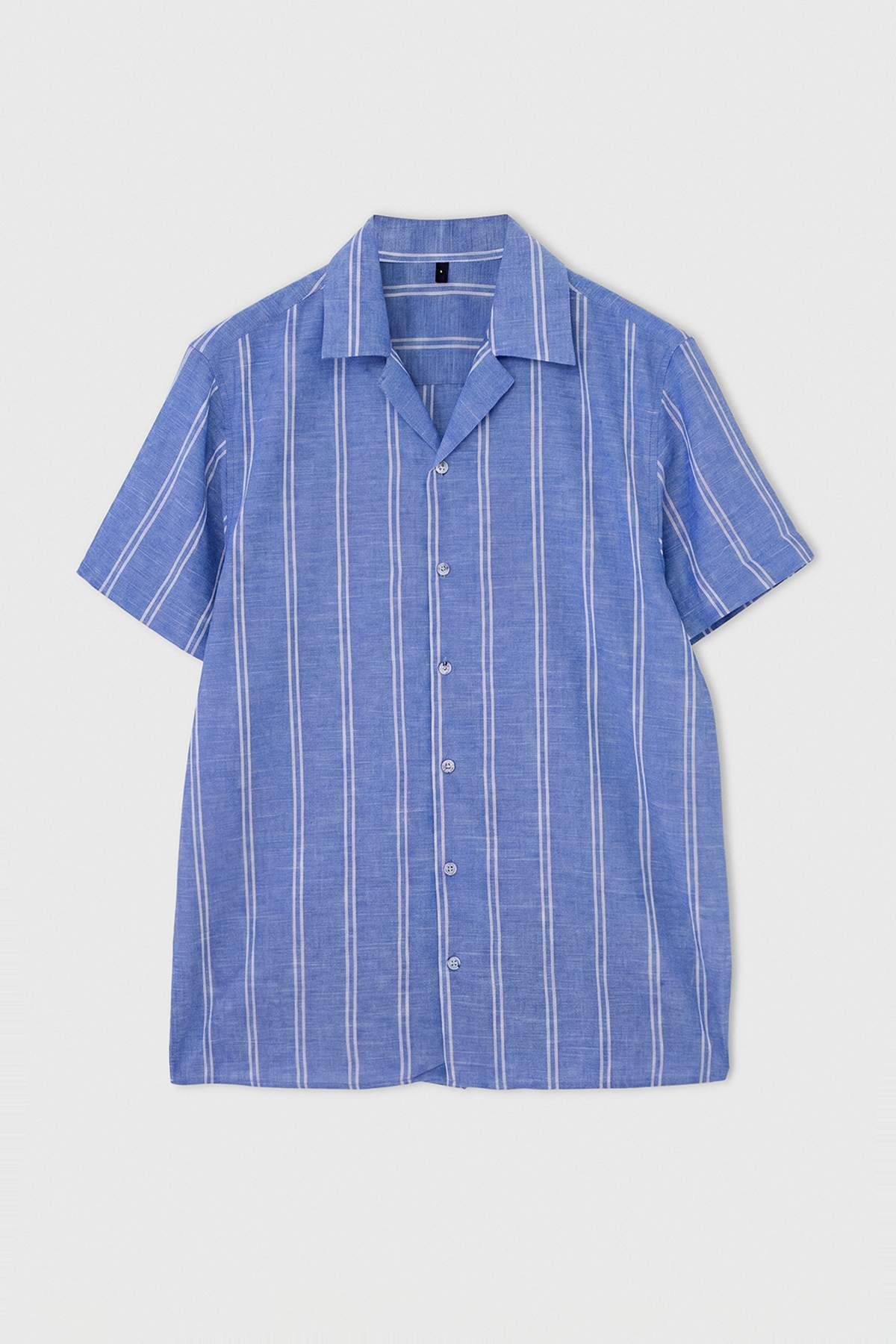 Trendyolmilla Man Koyu Mavi %100 Pamuk Apaj Yaka Kısa Kollu Regular Fit/Normal Kalıp Erkek Gömlek TMNSS26GO00046