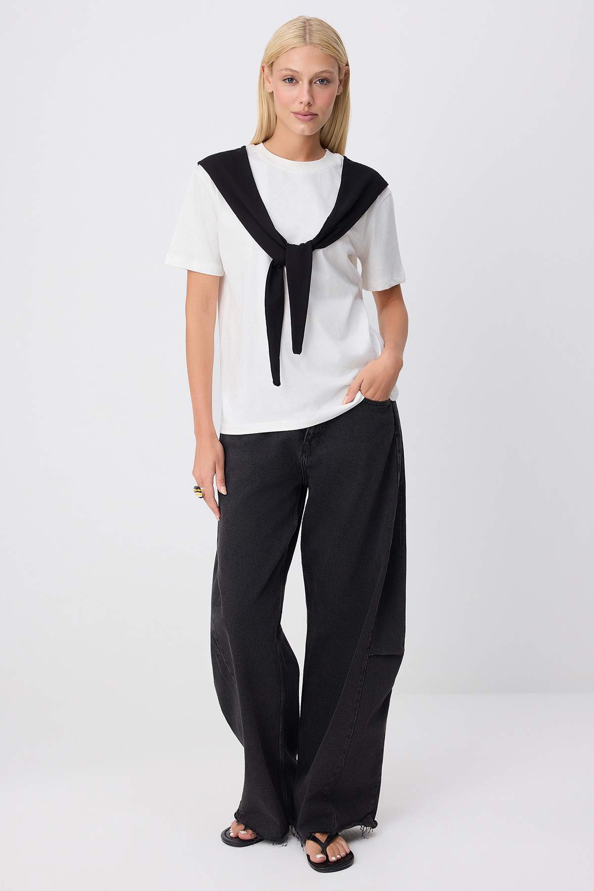 Trendyolmilla Ekru Düz Oversize Bisiklet Yaka Bağlama Detaylı Uzun Yumuşak Örme T-Shirt TWOSS26TS00269