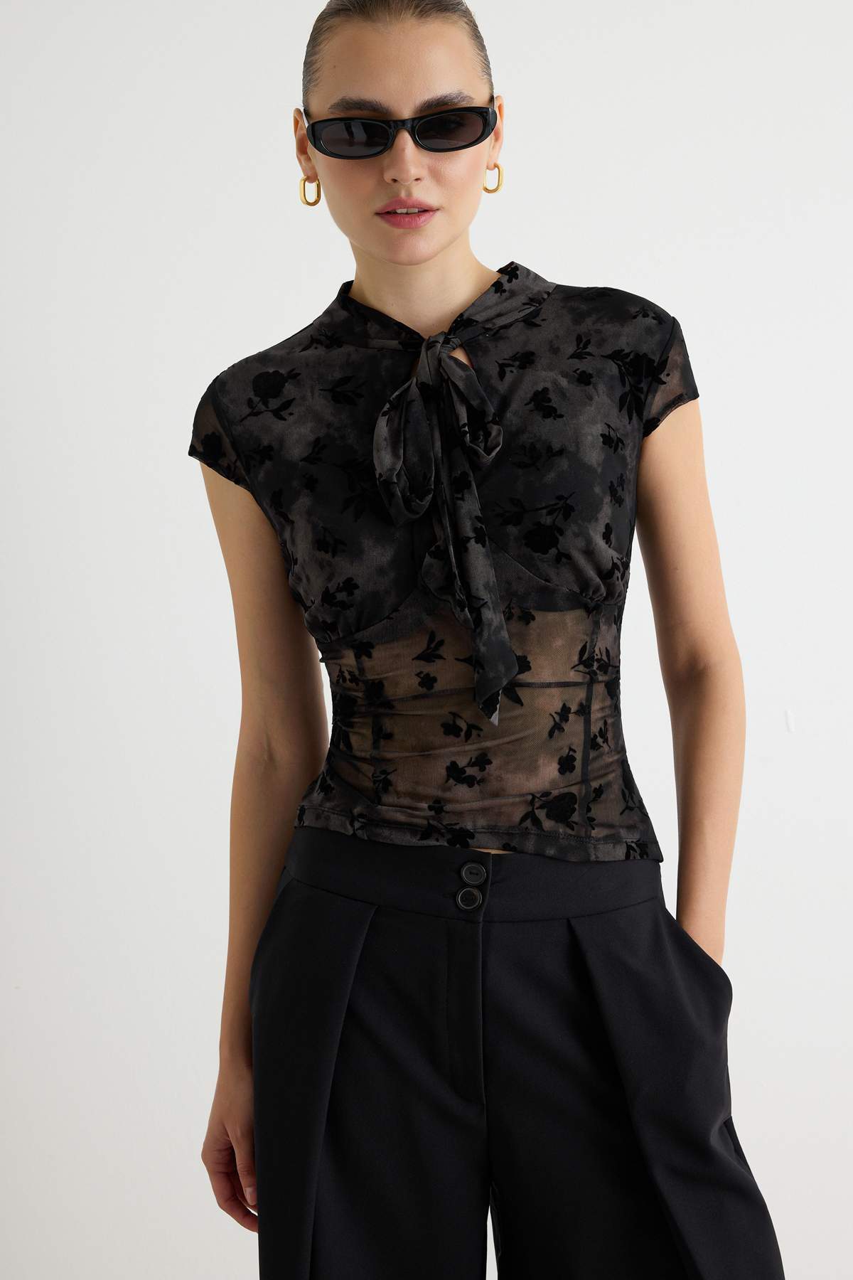 Trendyolmilla Siyah Çiçekli Fitted Fular Yaka Ay Kol Uzun Regular Tül Örme Bluz TWOAW27BZ00069