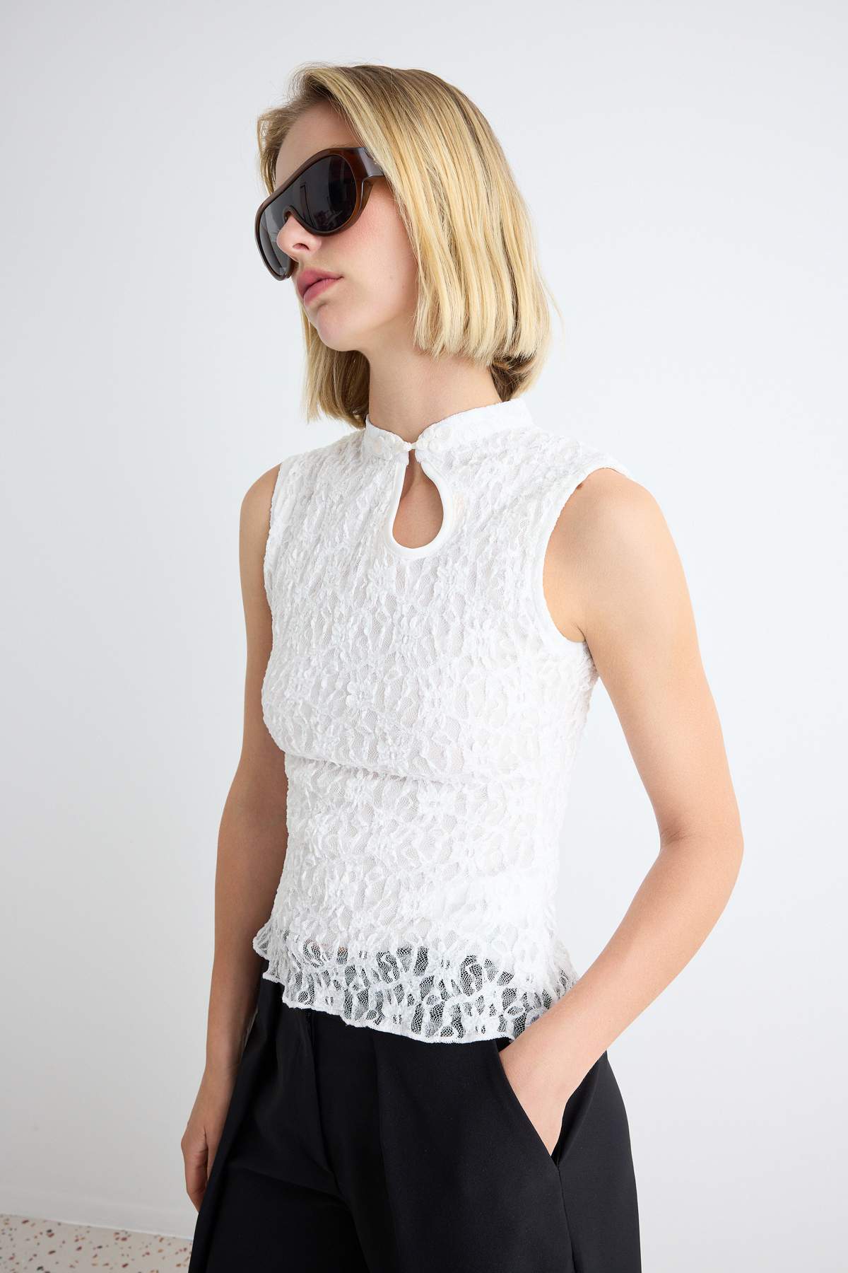 Trendyolmilla Ekru Düz Fitted Dik Yaka Kolsuz Anahtar Deliği Yaka Dantel Örme Bluz TWOAW27BZ00110