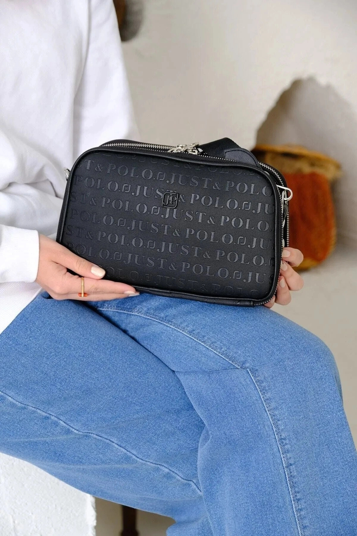 Plain Pattern Vegan Handbag with Magnet in the Middle