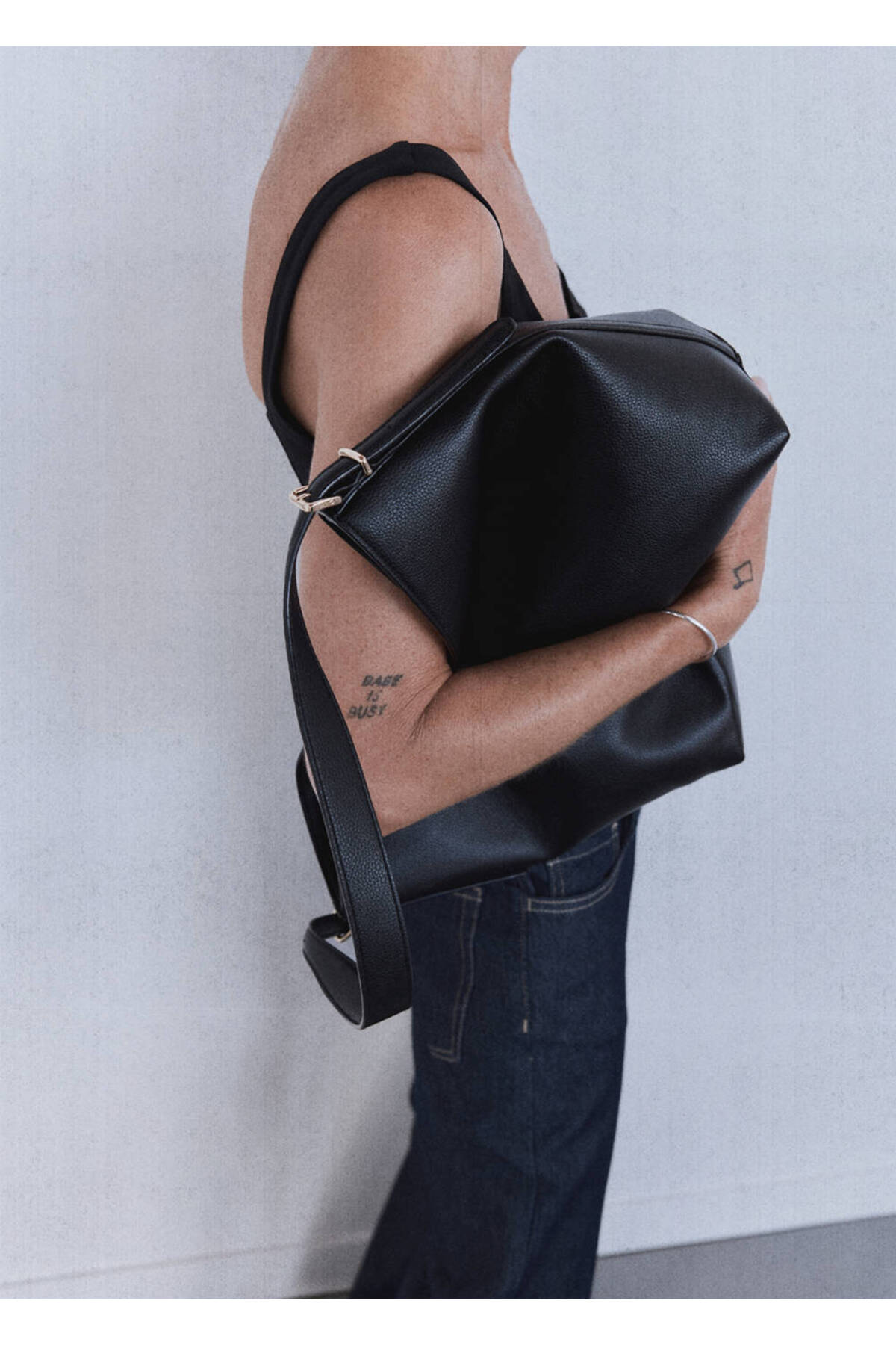 MANGO Woman Büyük tokalı büyük boy bucket çanta görsel 2