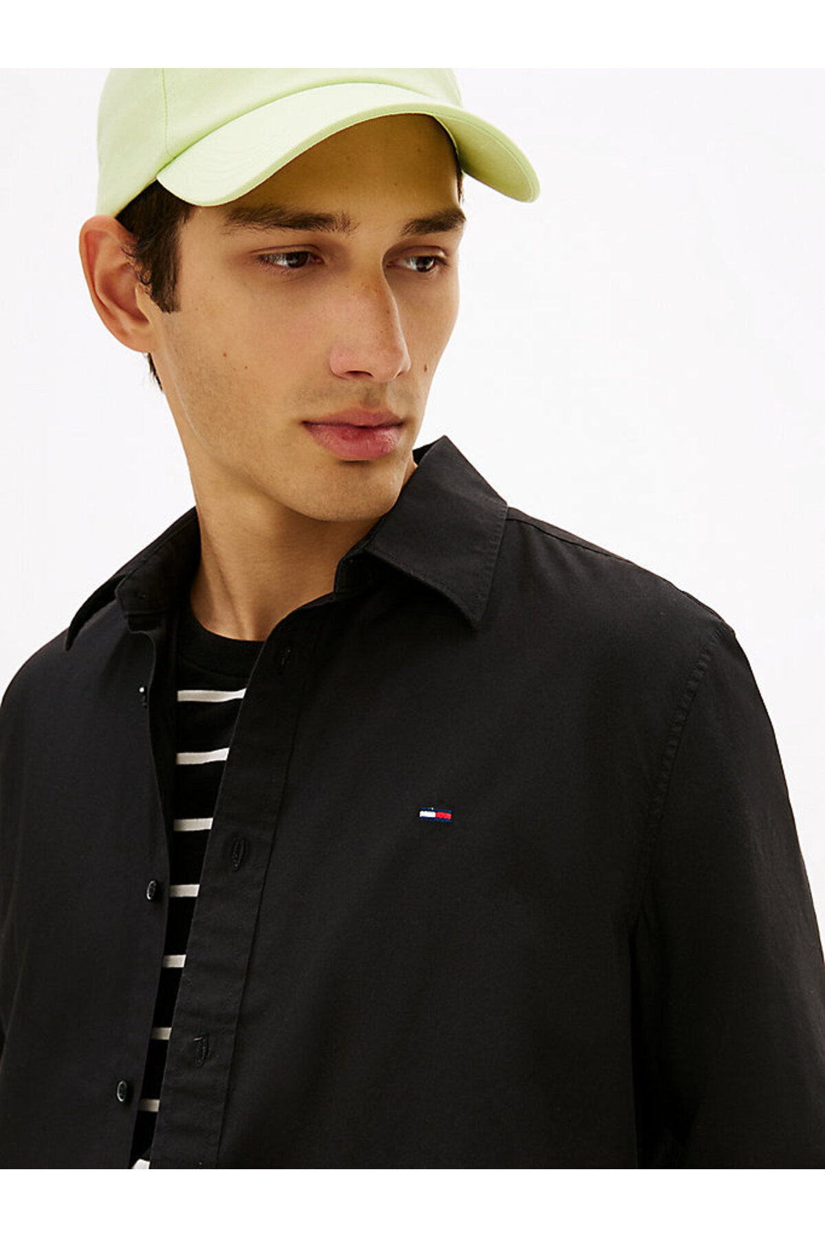 Erkek TJM Regular Fit Poplin Gömlek — مشکی DM0DM22026BDS — تصویر 2 از 5